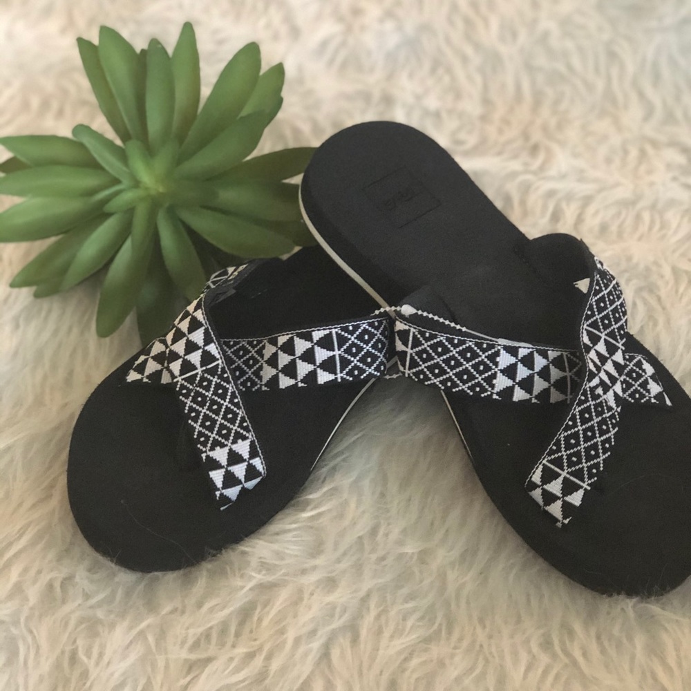 NWOT Teva Kalea Amish flip flops size 7